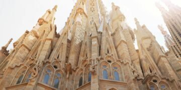 Barcelona Travel Guide: Gaudí Highlights, Beaches & Local Tips