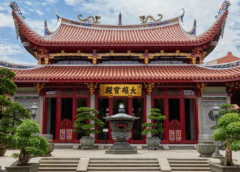 Hong Kong Travel Guide: Skyline Views, Culture & Money-Saving Tips