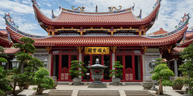 Hong Kong Travel Guide: Skyline Views, Culture & Money-Saving Tips